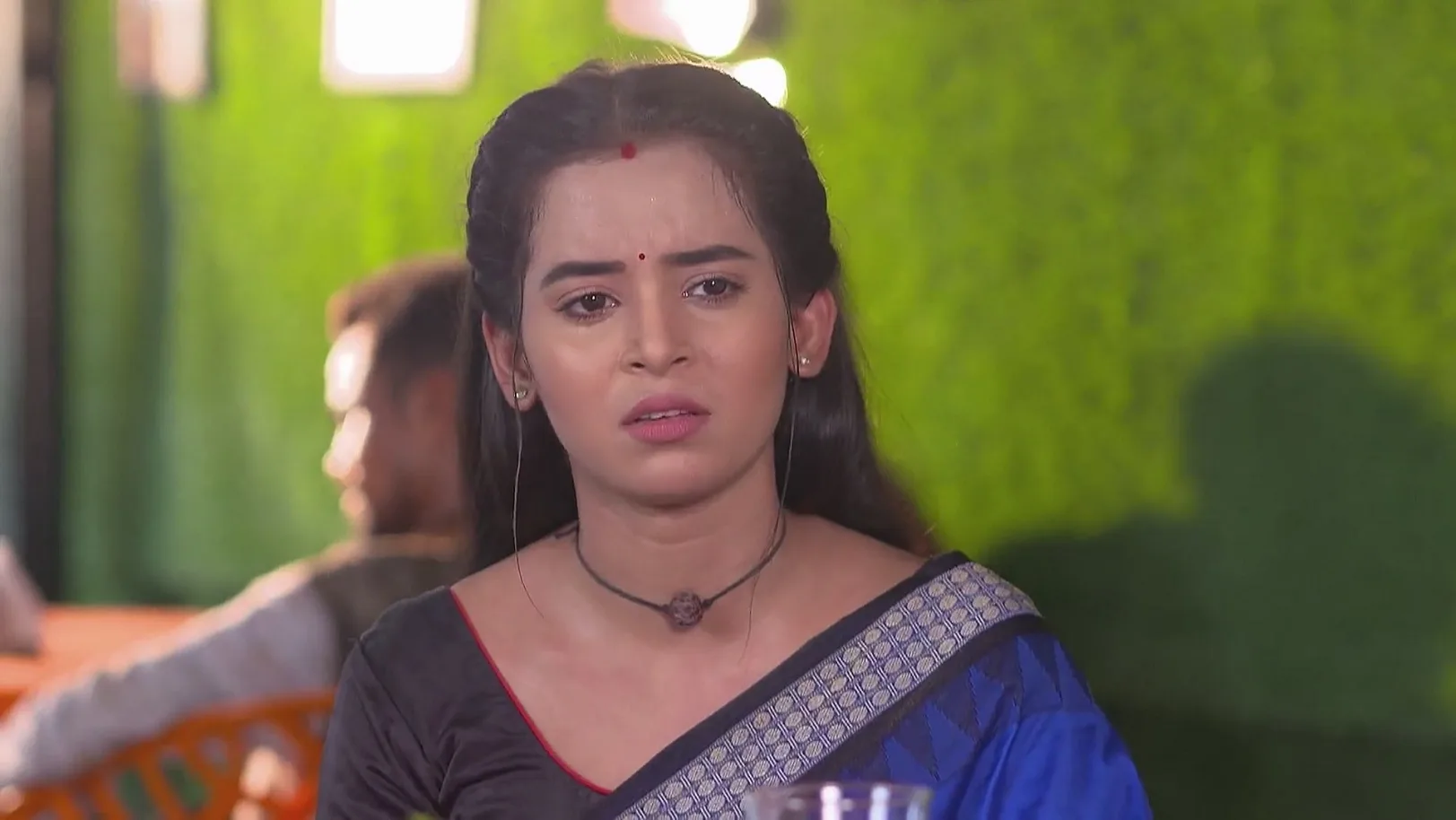 Sunny Hides from Abhi - Tu Khara Mun Chaai 