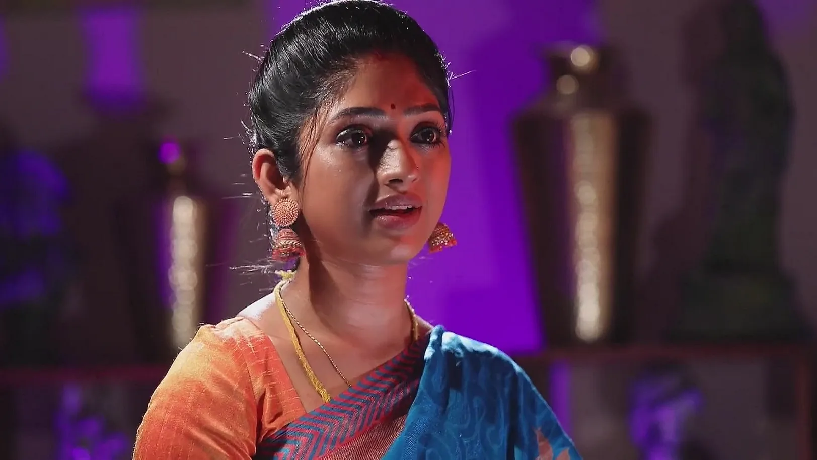 Rani is Astonished - Ninaithale Innikkum  