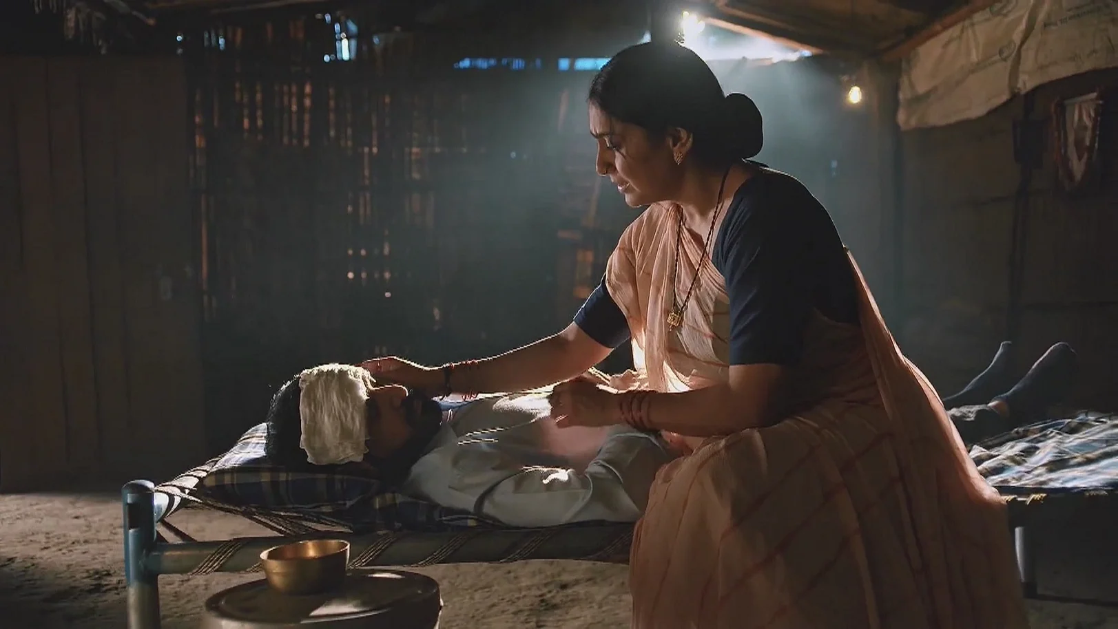 Gouri Takes Care of Chandrakant - Saru 
