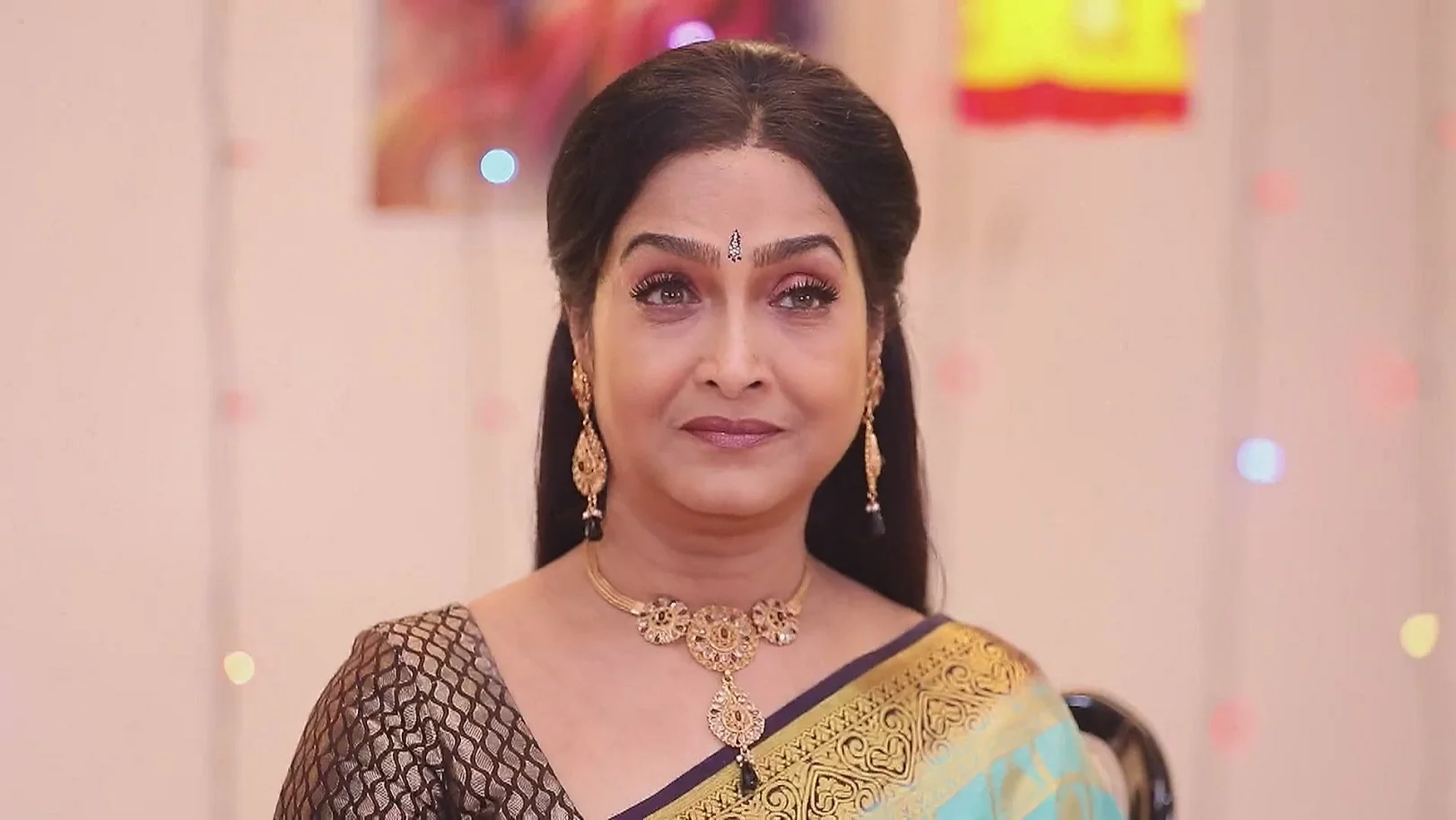 Maya Assigns Task to Dongli - Maari 