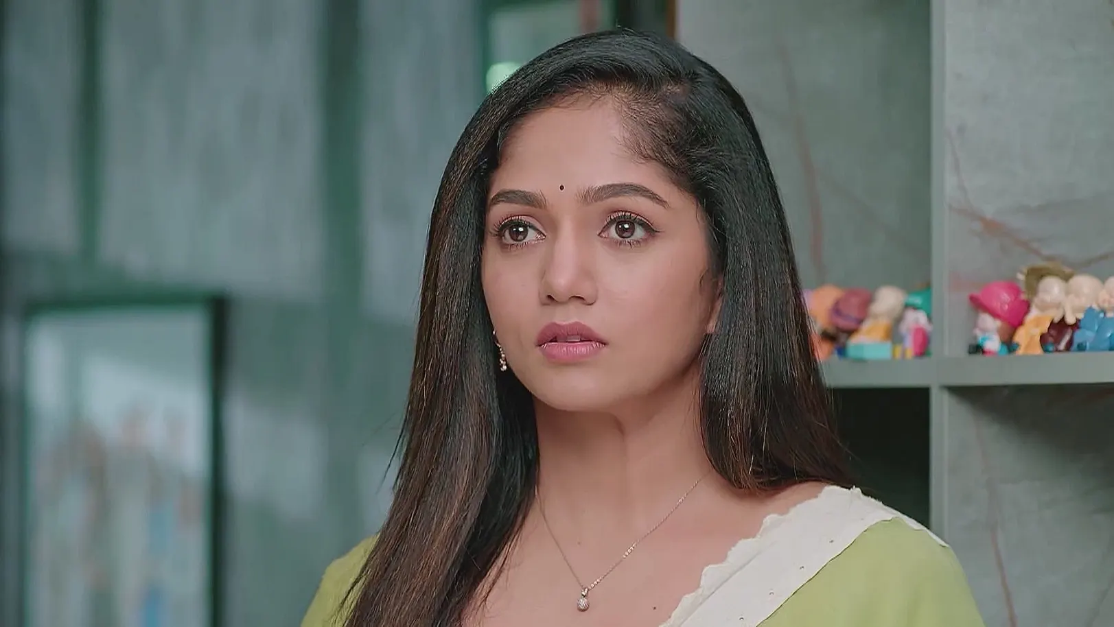 Nidhi Asks Karna about the Reason behind His Panic - Karna 