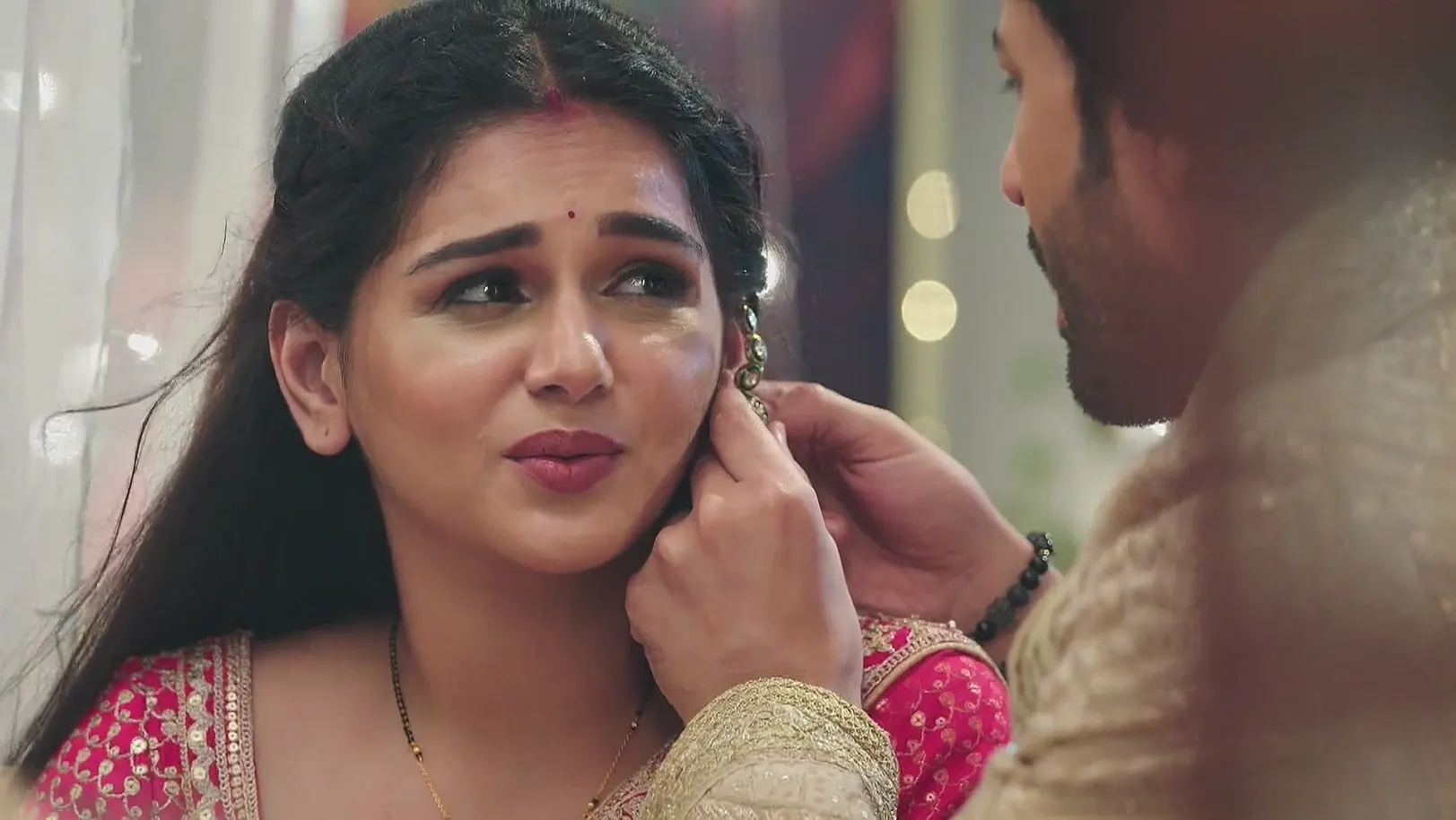 Suraj Tries to Remove Jagriti's Earring - Jagriti 