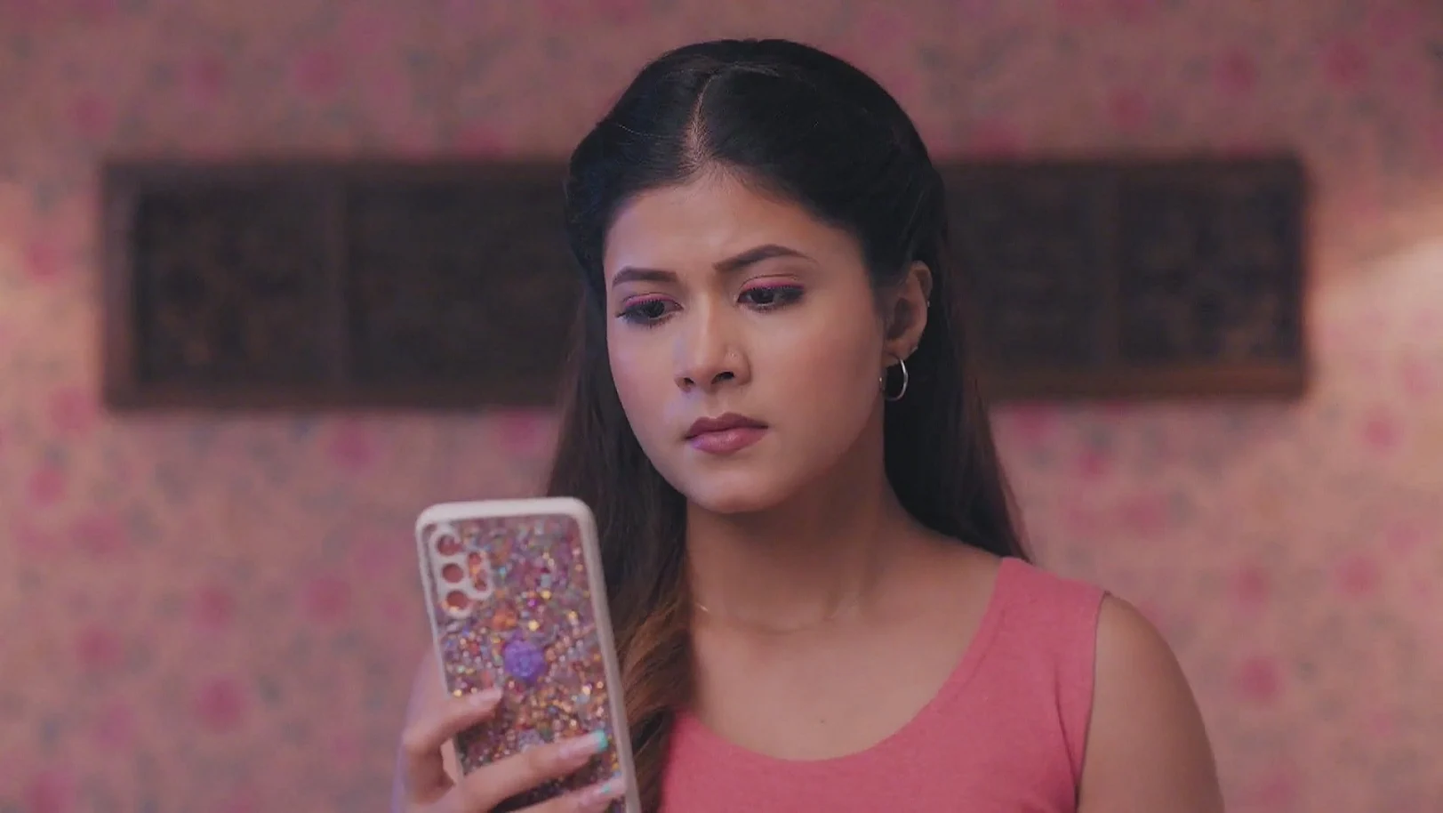Divya Gets Suspicious of Pratik - Jaane Anjaane Hum Mile 