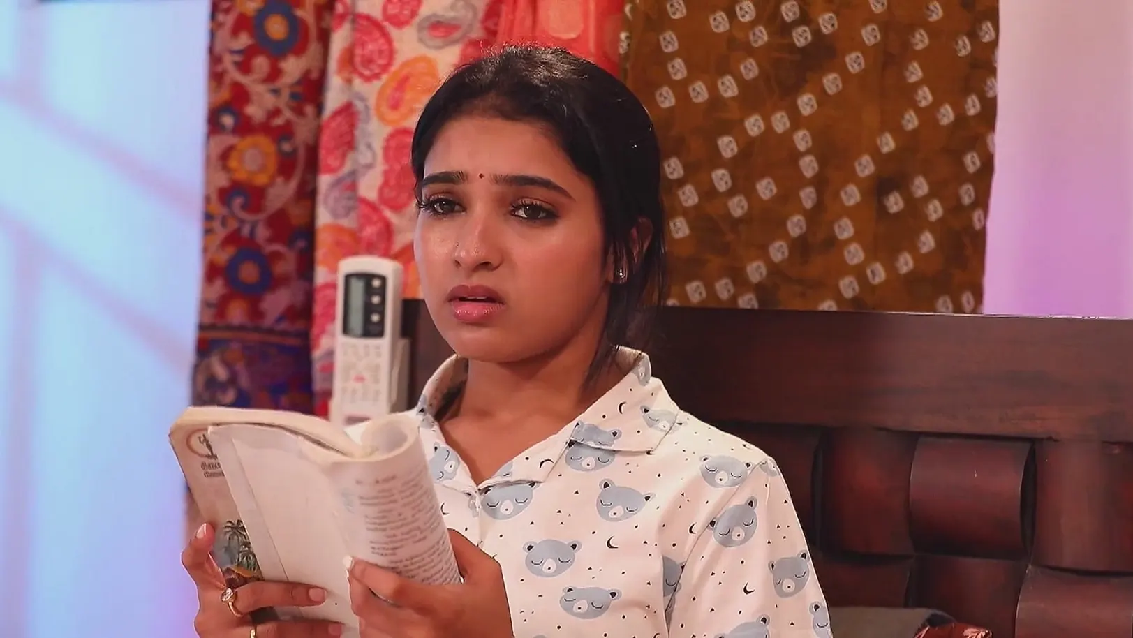 Priya Tries to Contact Karikalan - Manasellam 