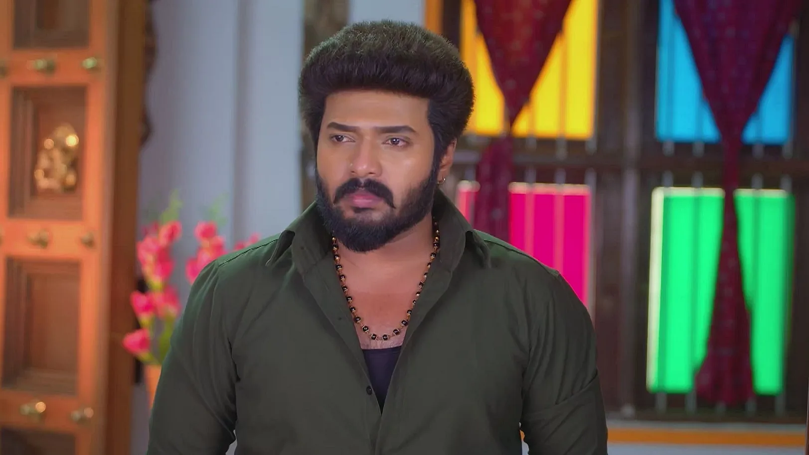 Raja Bails Out Naveen - Karthigai Deepam 
