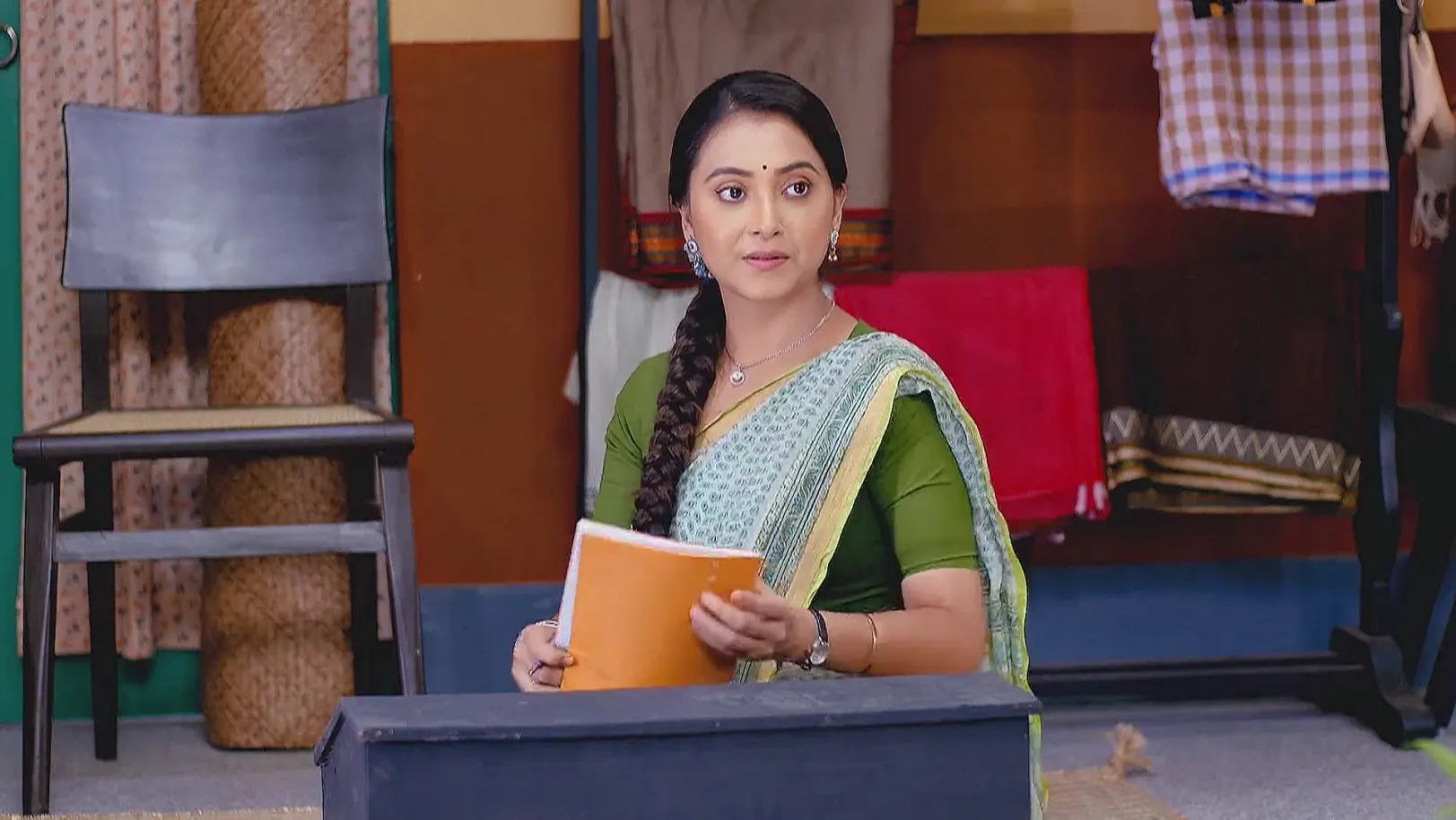Someshwar Finalises Ratna's Wedding - Amader Dadamoni 