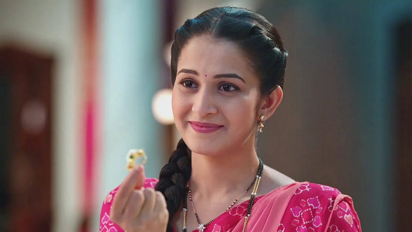 Dadasaheb Gifts Meera a Piece of Jewellery 16th August 2025 Webisode
