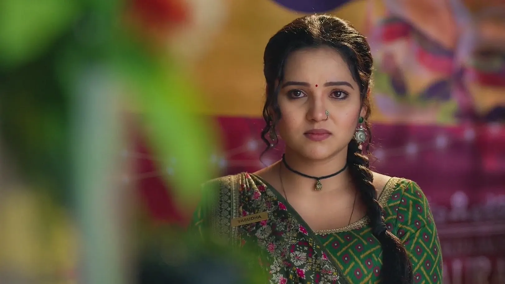 Avinash Meets Devansh as Naina - Vasudha 