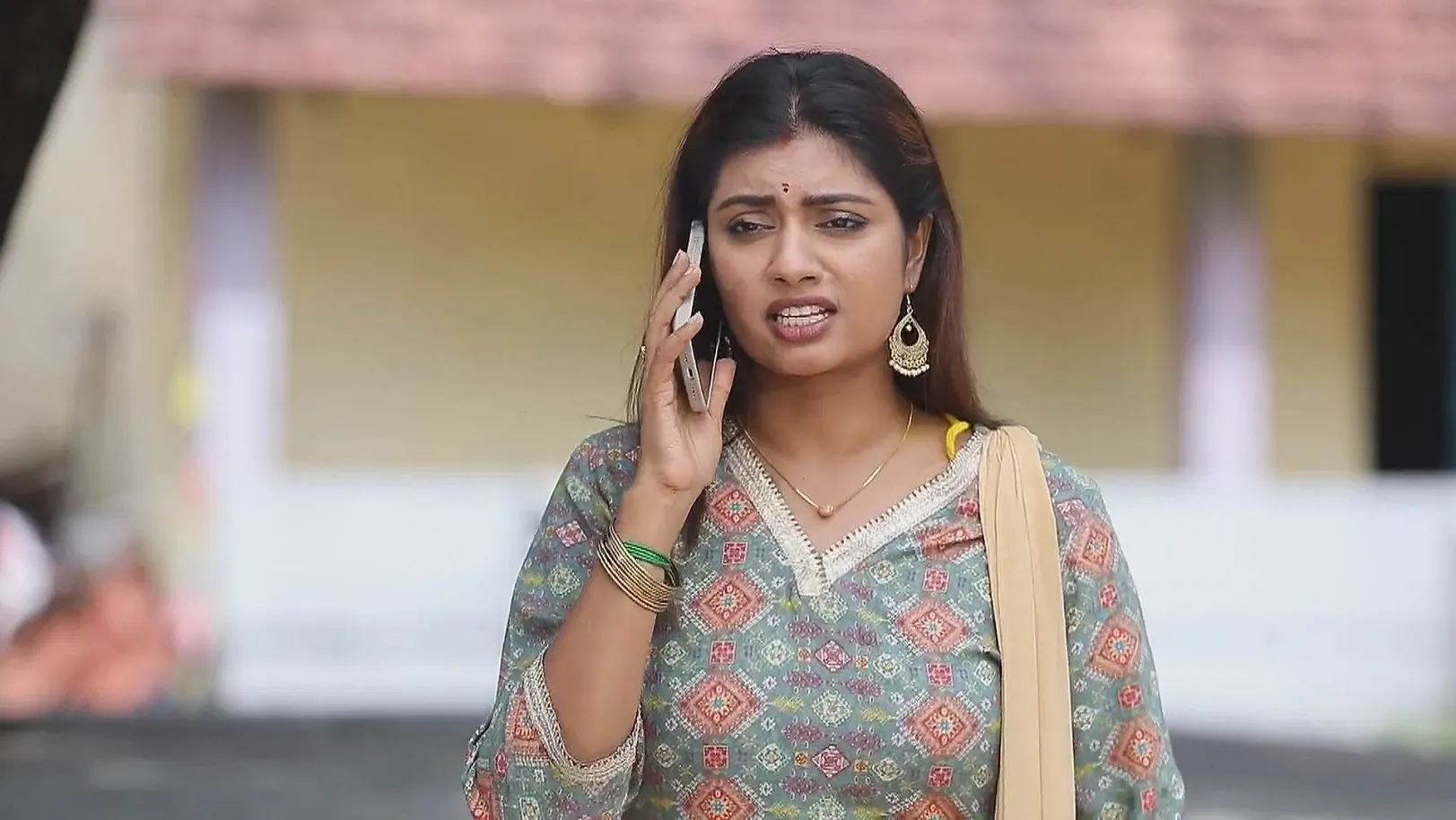 Durga Seeks Hasini's Help - Maari 