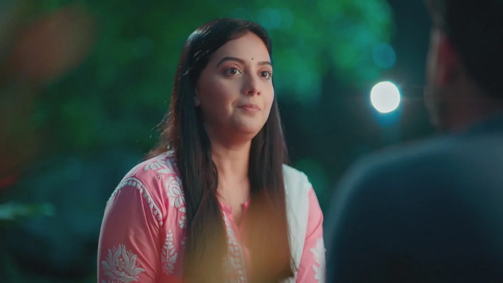 Swanandi Comforts a Worried Rohan - Veen Doghatli Hi Tutena 
