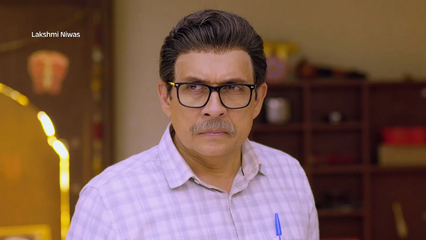 Shriniwas Hands Santosh over to the Police - Lakshmi Niwas - Promo