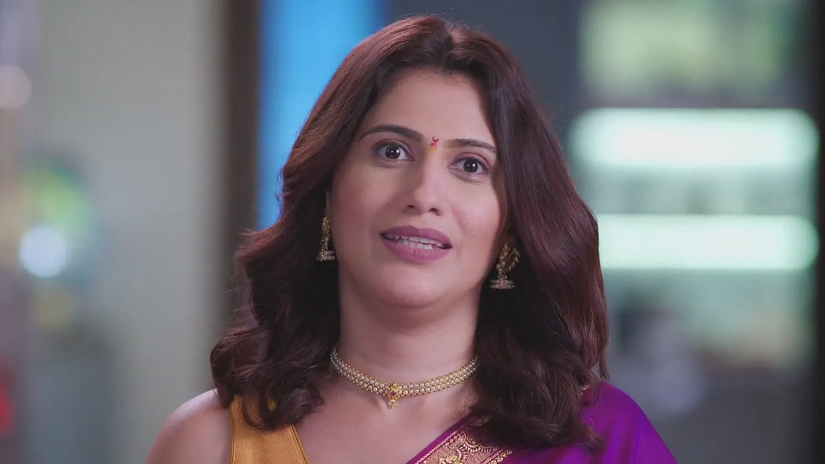 Tilottama Gives Gifts to Shivani - Savalyachi Janu Savali  Tilottama Gives Gifts to Shivani - Savalyachi Janu Savali