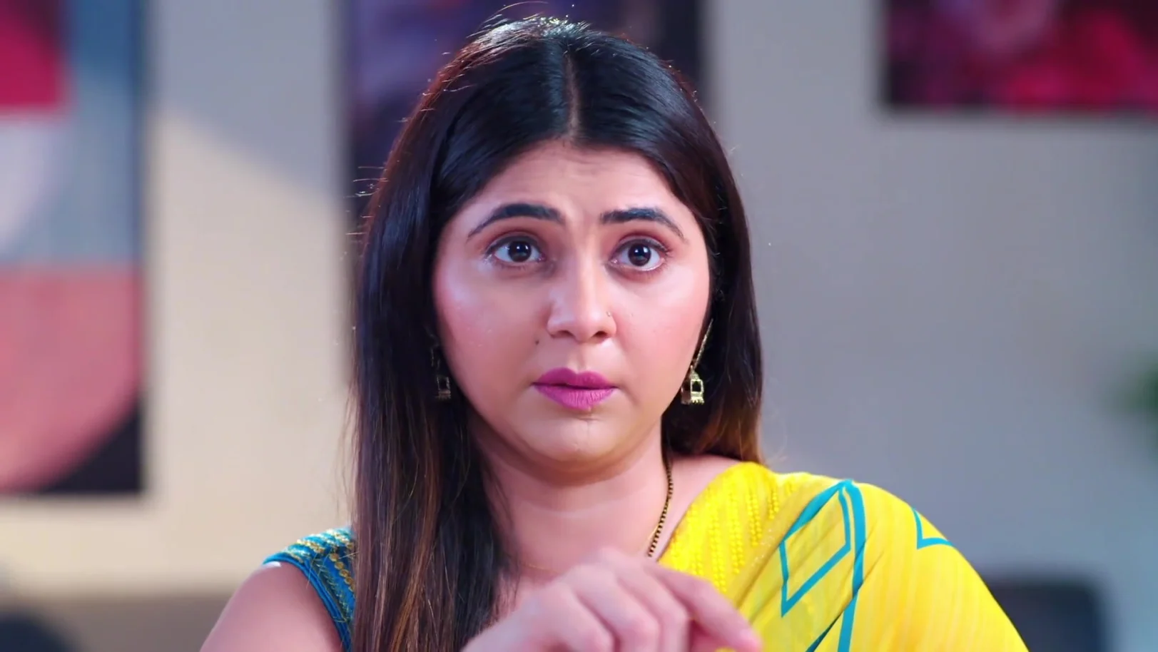 Kiran Tries to Warn Shivani - Savalyachi Janu Savali  Kiran Tries to Warn Shivani - Savalyachi Janu Savali