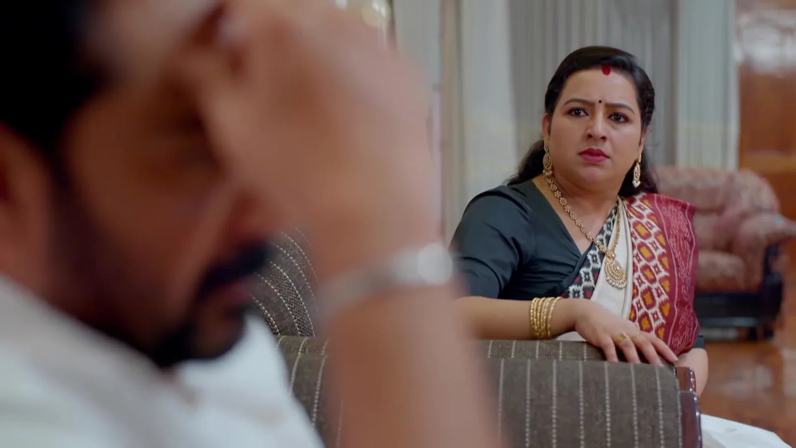 Ambika Instigates Prathapa Varma - Akale 