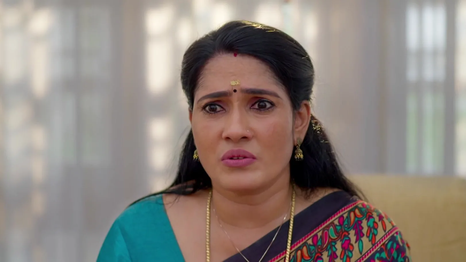 Vikram Tells Shyam about Varsha - Manathe Kottaram 