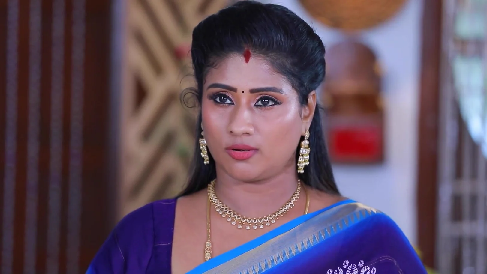 Padmavathi Raises a Question - Mounam Pesiyathe 