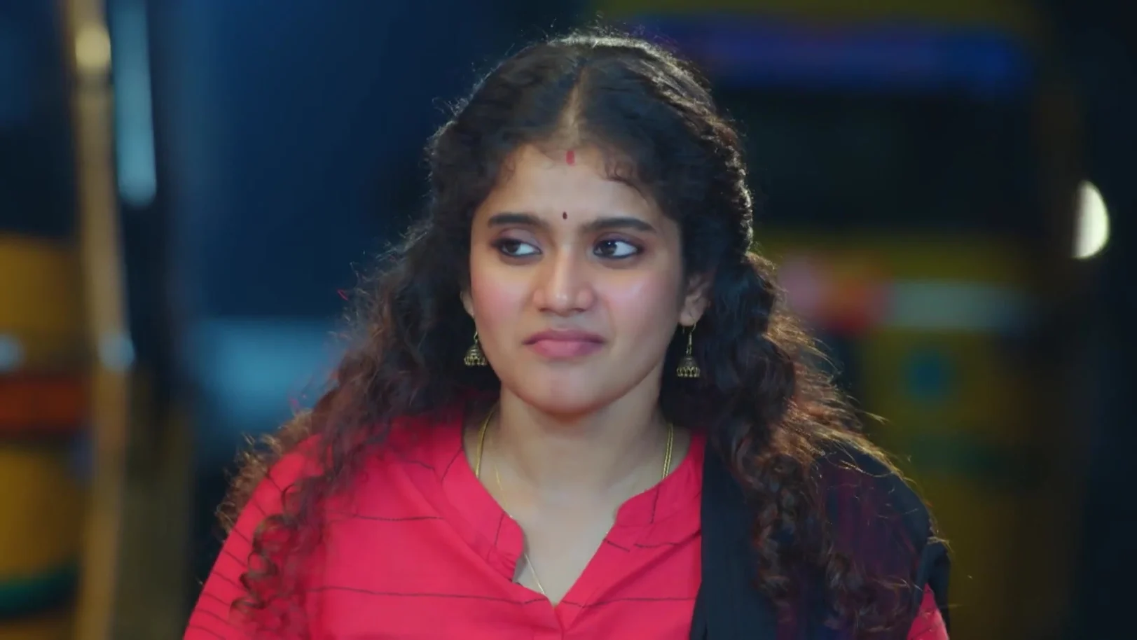 Valli Feeds Kanmani - Veera 