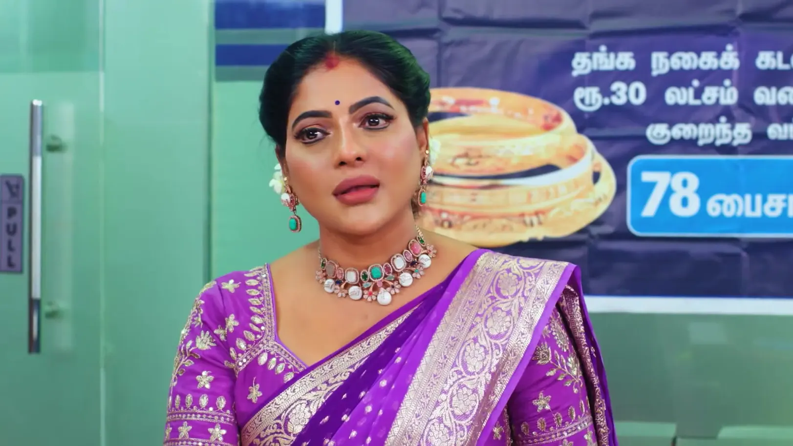 The Bank Manager's Act Worries Chamundeshwari - Karthigai Deepam 