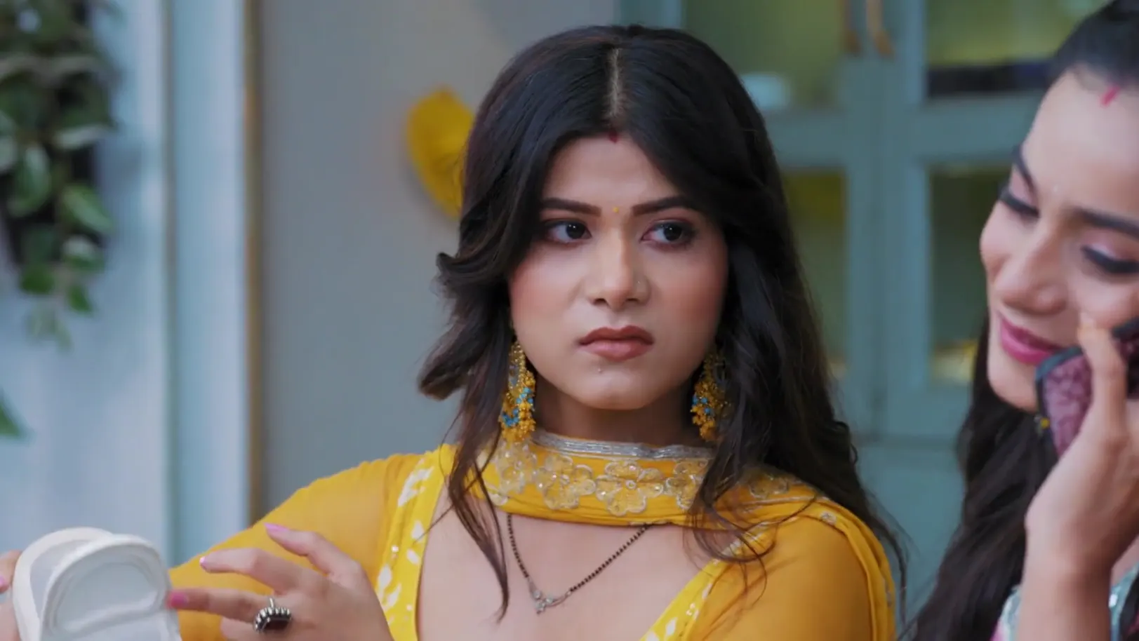 Divya and Smita Get into an Argument - Jaane Anjaane Hum Mile 