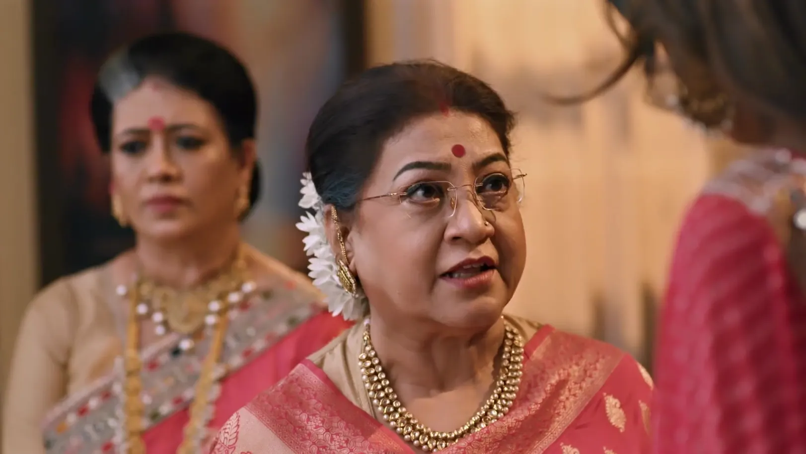 Kamini Stops Anika from Committing Suicide - Saru 