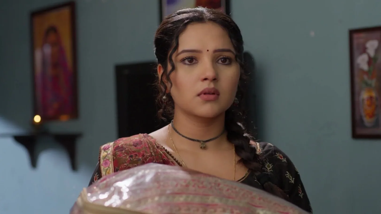 Hanumant Gives Cosmetics to Vasudha - Vasudha 