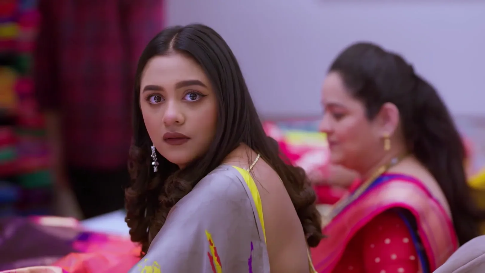 Atharva Helps Meera Choose a Sari - Tula Japnar Aahe Atharva Helps Meera Choose a Sari - Tula Japnar Aahe