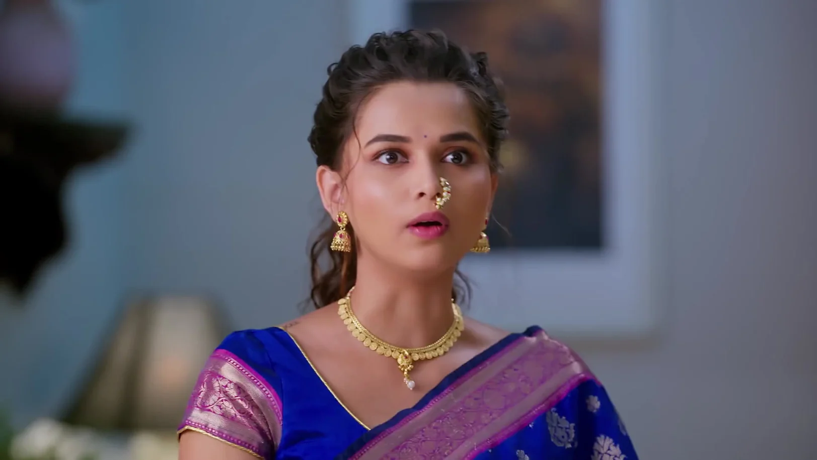 Atharva to Give Meera a Gift - Tula Japnar Aahe Atharva to Give Meera a Gift - Tula Japnar Aahe