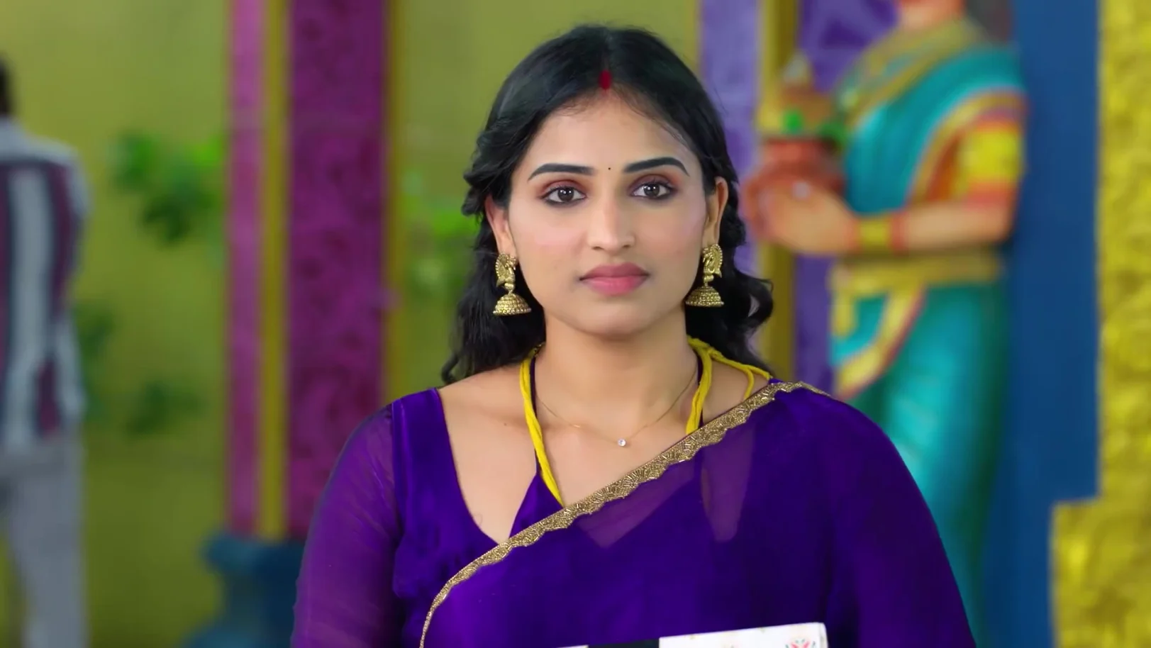 Chamundeshwari Gifts Clothes to Durga and Naveen - Karthigai Deepam 