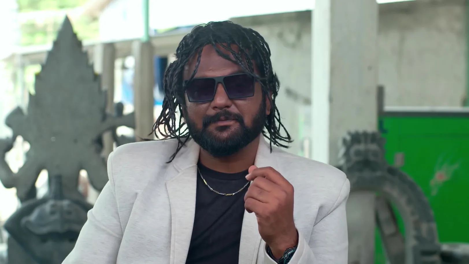 Mayilvahanam Poses as Udumbe - Karthigai Deepam 