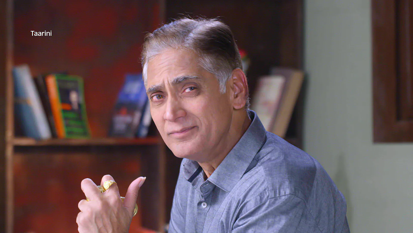 Dayanand Is Shocked to See Kedar's Mother's Photo - Taarini - Promo Dayanand Is Shocked to See Kedar's Mother's Photo - Taarini - Promo