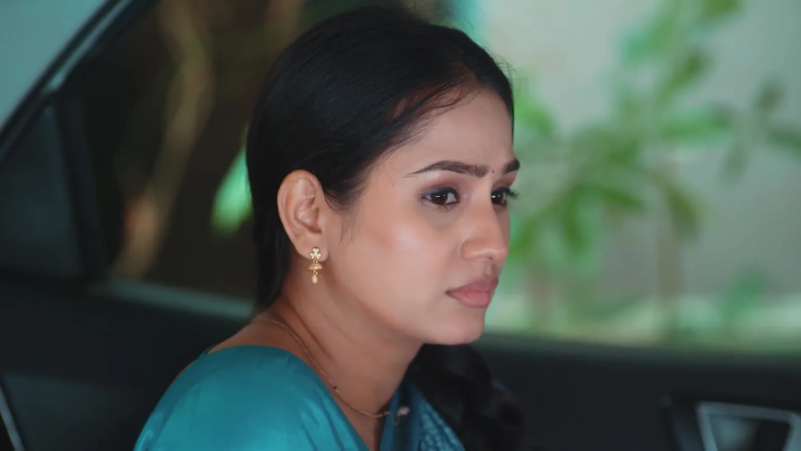 Janhavi Hides Seeing Vishwa - Lakshmi Niwas 