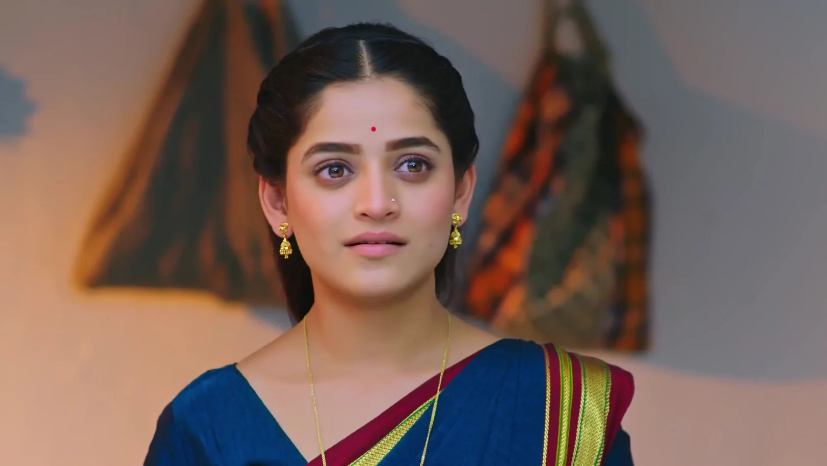 Aditya Encourages the Women - Paaru 