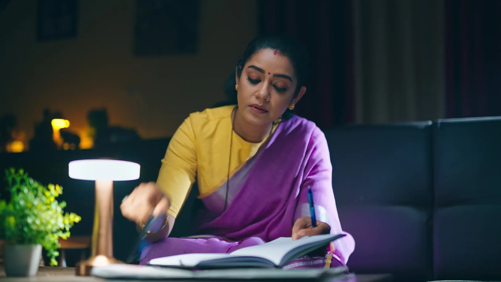 Minchu Finds a Photo Album in the Wardrobe - Amruthadhaare - Promo