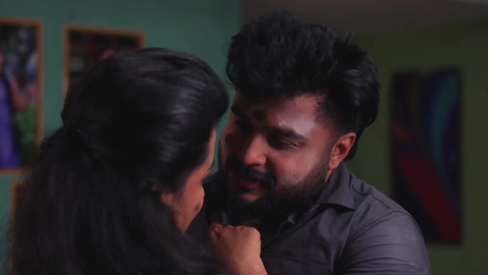 Shalini and Vishnu Share a Light Moment - Kudumbashree Sharada 