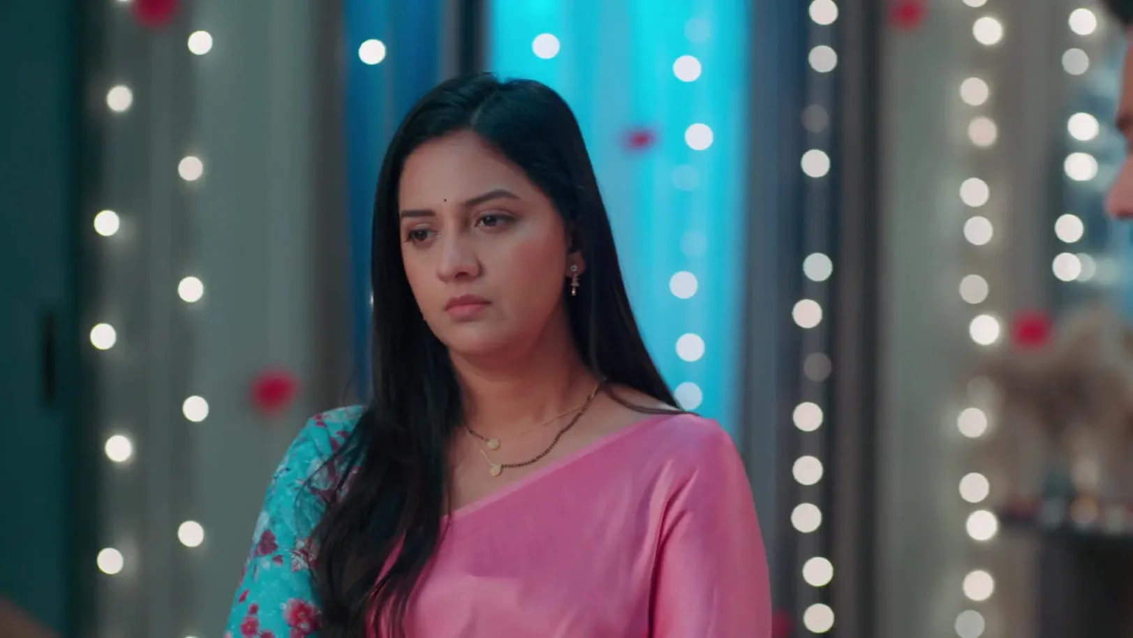 Swanandi Tries to Talk to Samar - Veen Doghatli Hi Tutena 