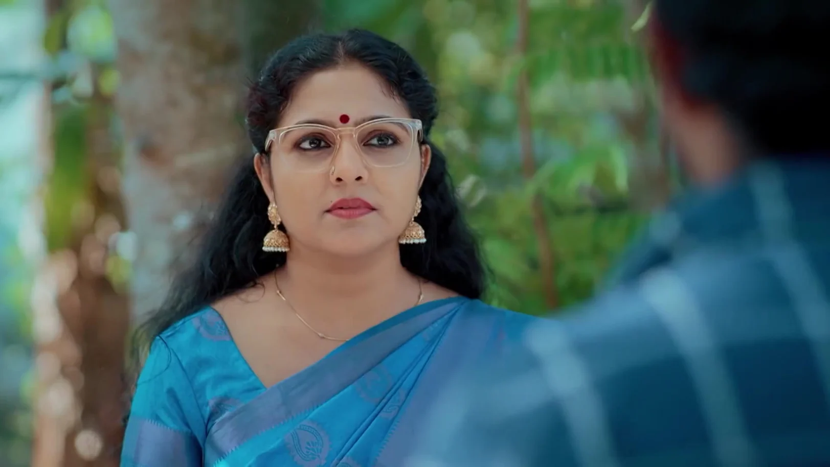 Padmavathy Has a Word with Raju - Akale 