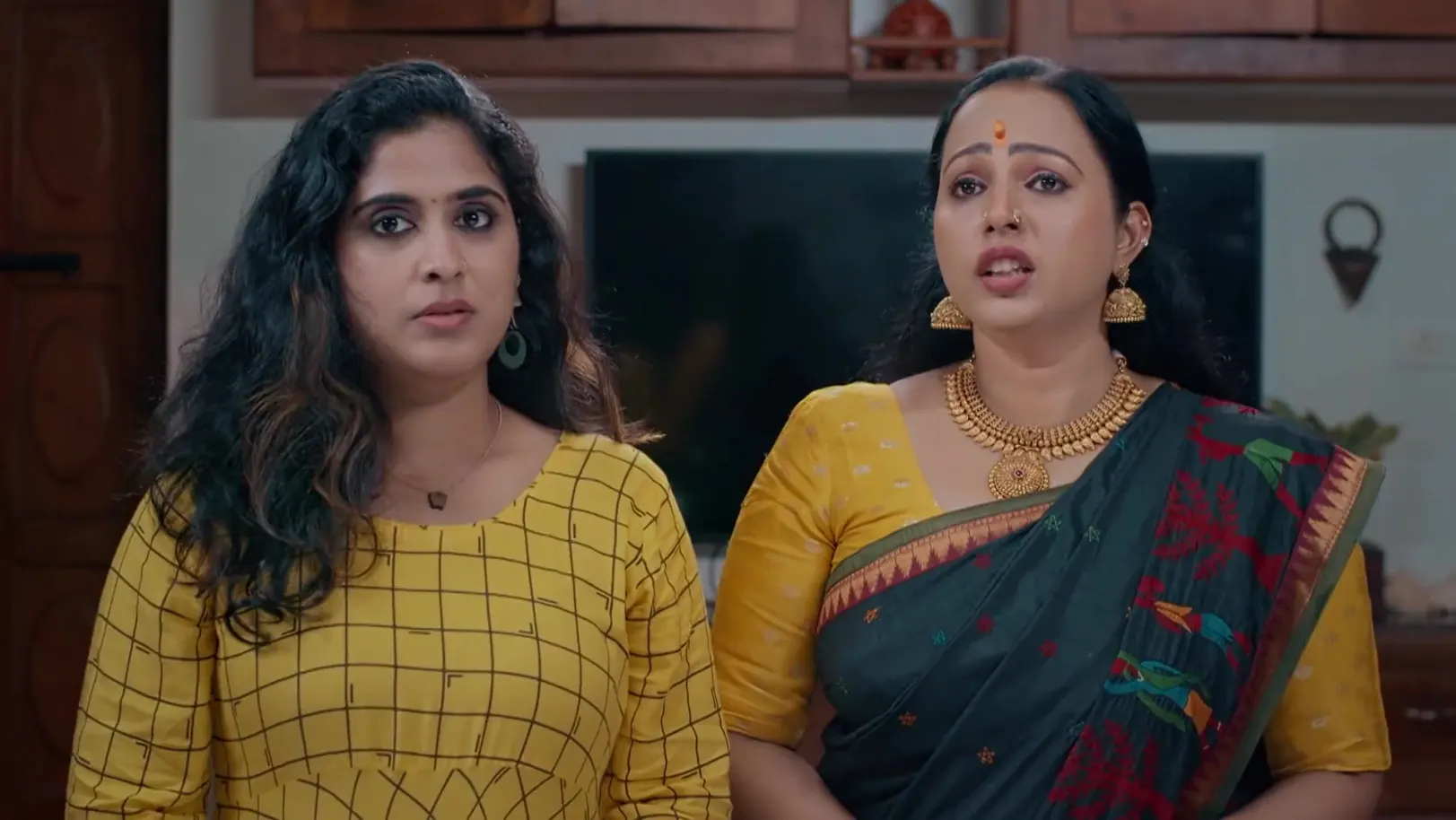 Urvashi Insists Padmini - Snehapoorvam Shyama 