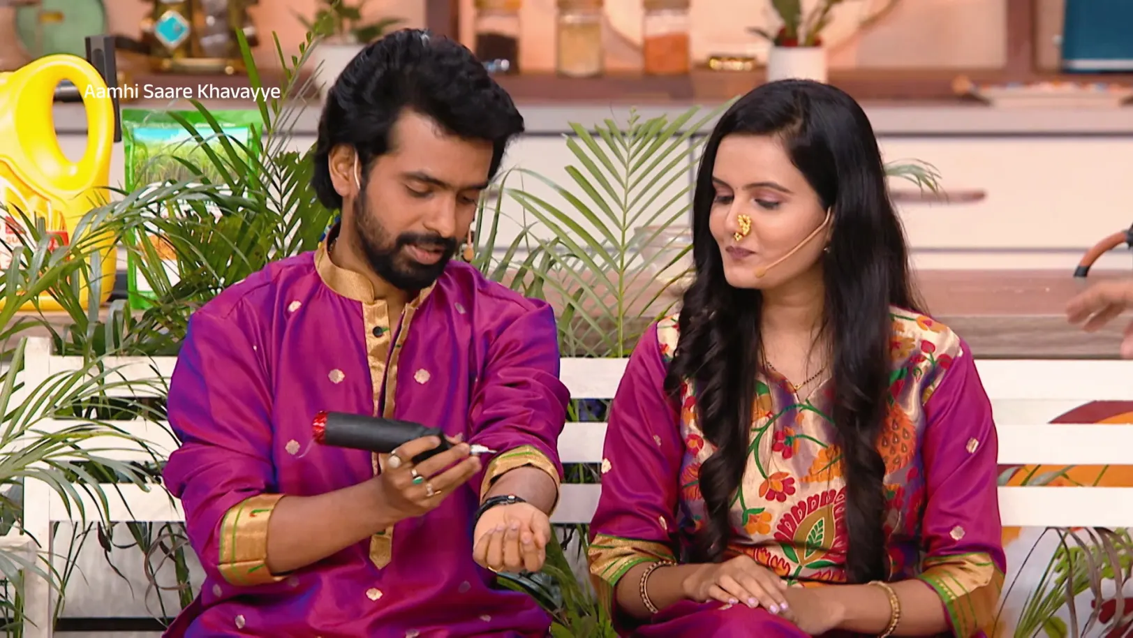 Tushar and Swati Deval Share Loving Moments - Amhi Sare Khavaiyee - Jodicha Mamla - Promo