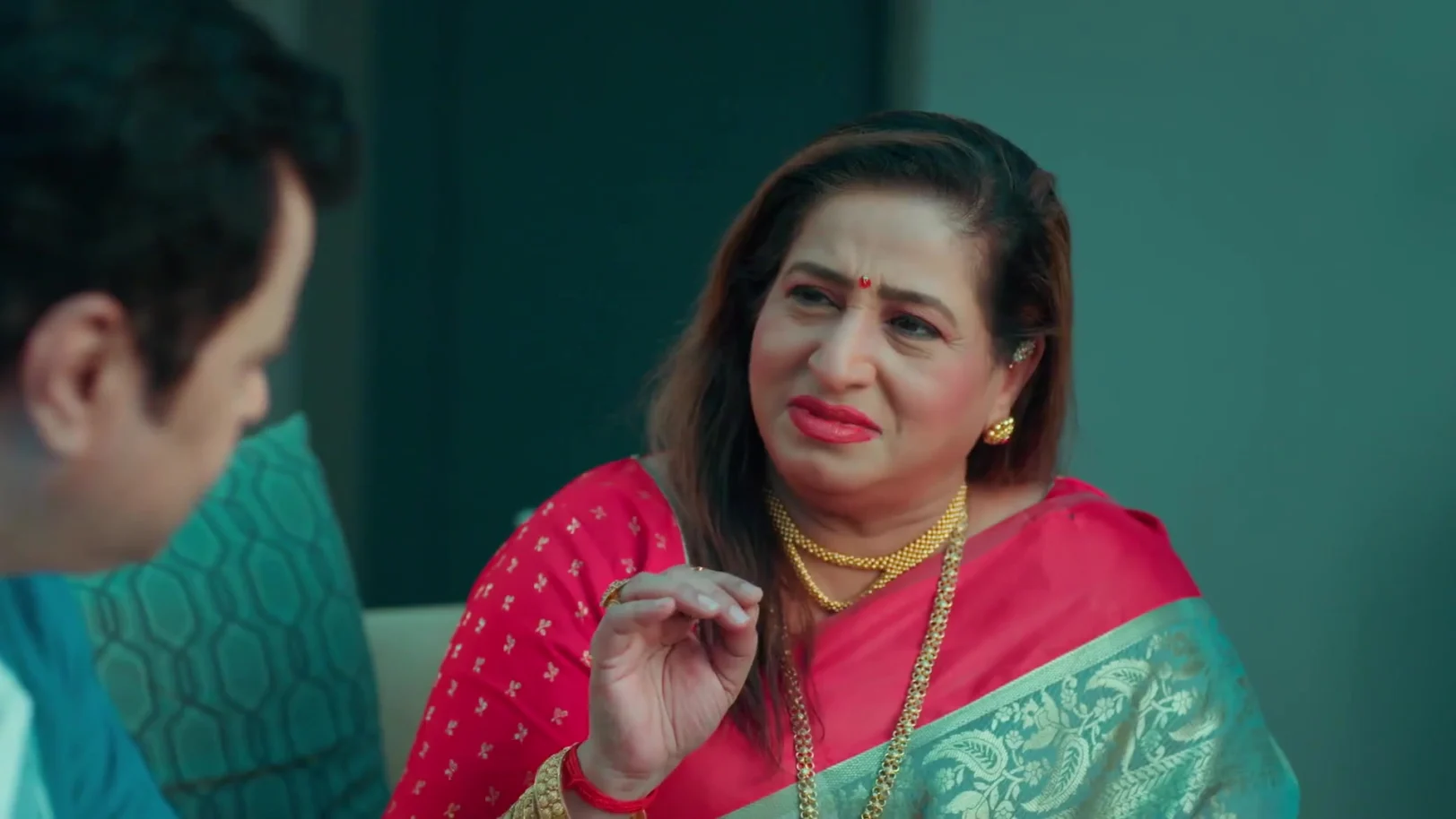 Mallika Brings up Dilip’s Matter in Front of Samar - Veen Doghatli Hi Tutena 