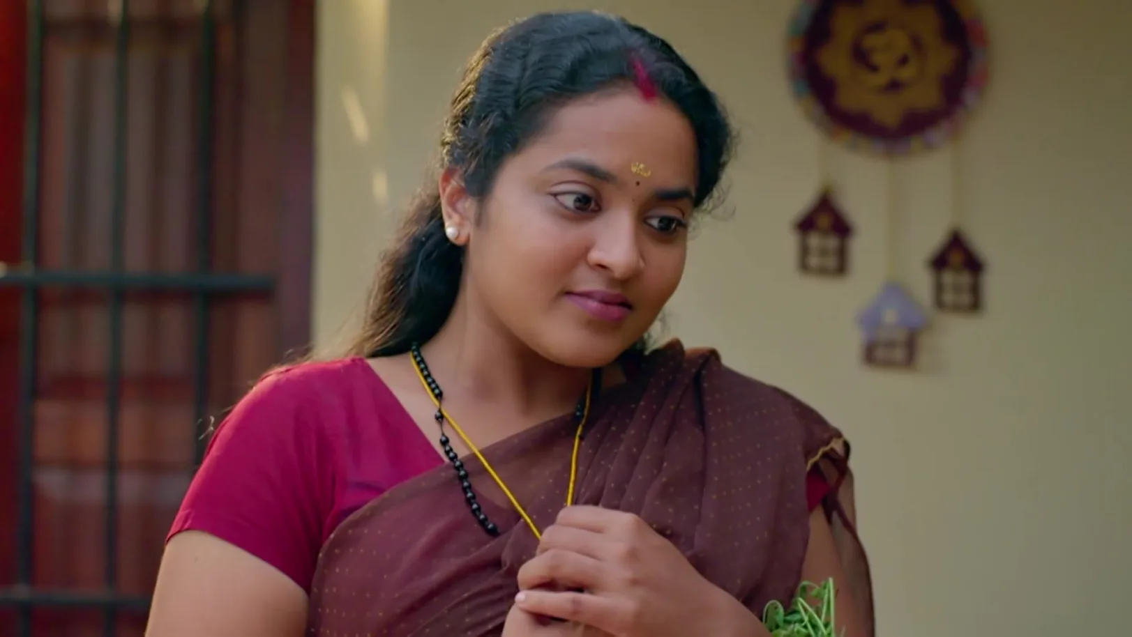 Meenakshi and Vinu Seek Achamma's Blessing - Manathe Kottaram Meenakshi and Vinu Seek Achamma's Blessing - Manathe Kottaram