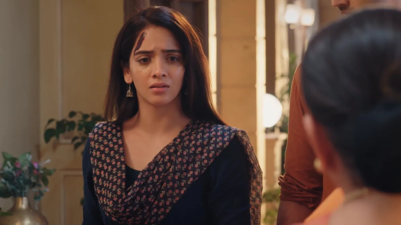 Rekha Is Shocked to See Anjali's Condition - Jagadhatri 