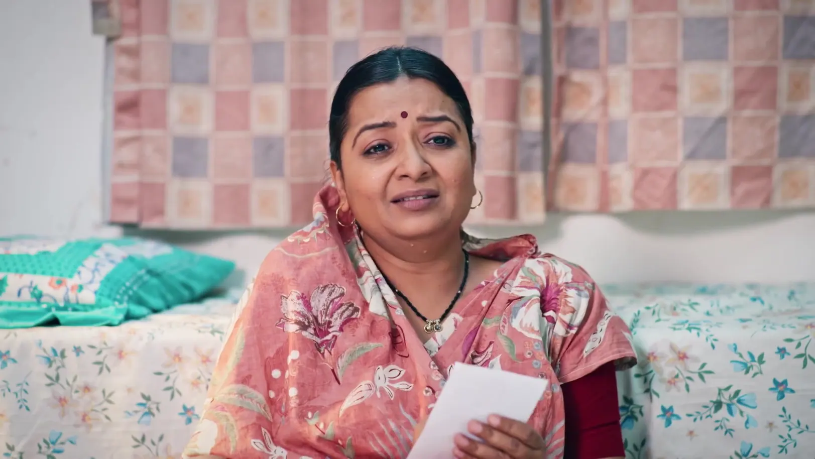 Saru Expresses Her Sorrow in front of Kamali’s Photo - Kamali 