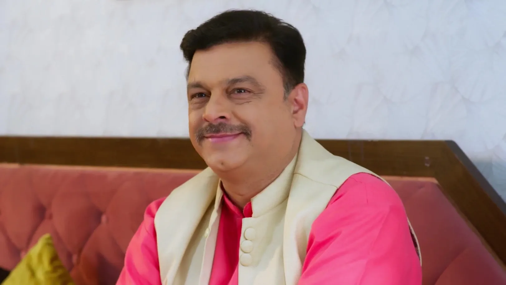 Mohan Gifts Gold Bangles to Ahilya Devi - Paaru 