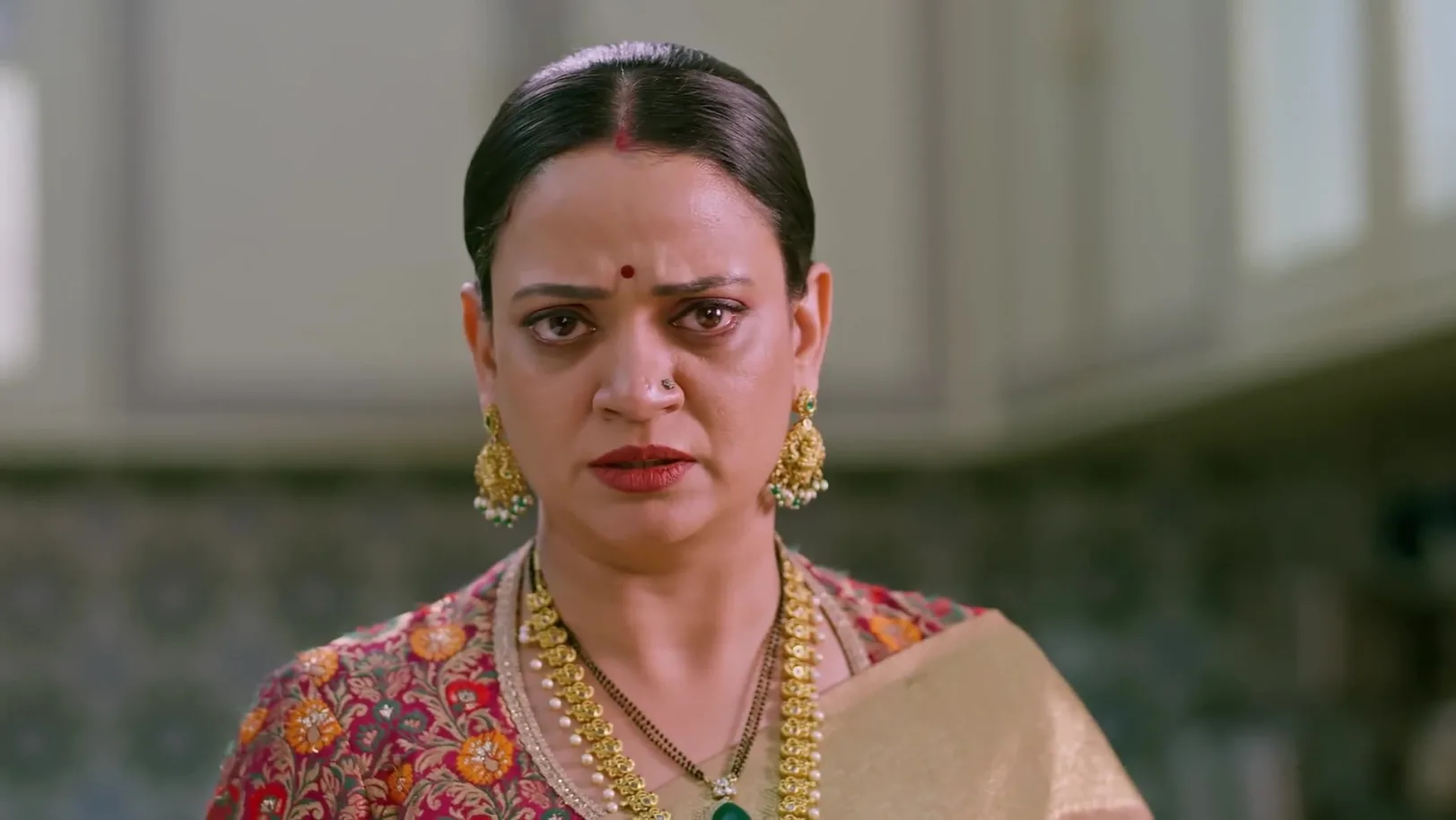 Manjiri Insults Narmada - Tula Japnar Aahe 