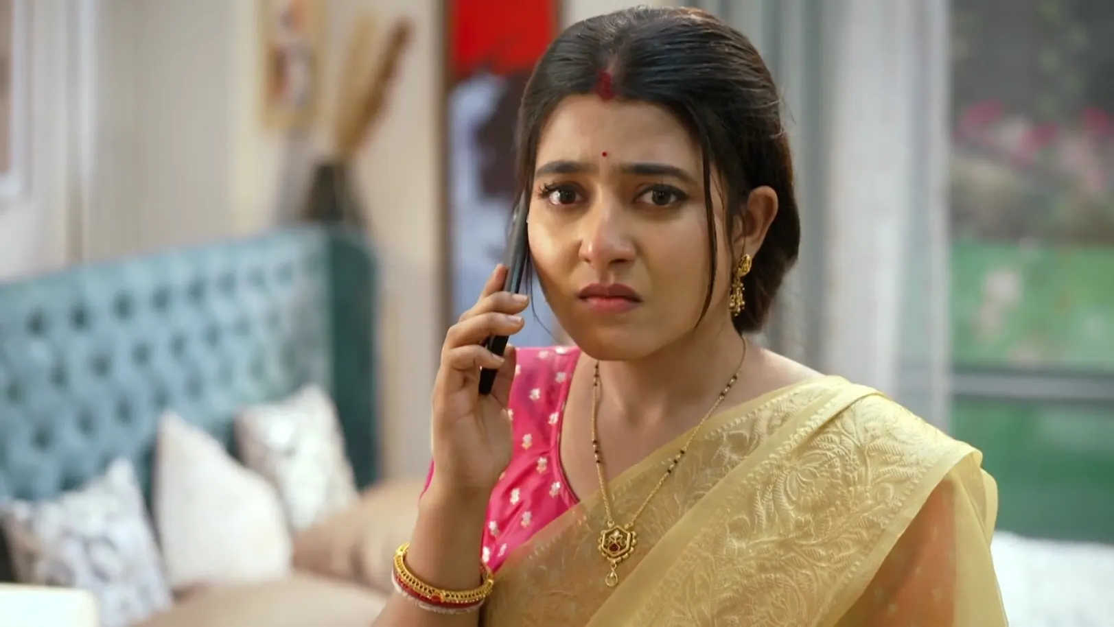 Nisha Pays Sahadeb for His Work - Jowar Bhanta 