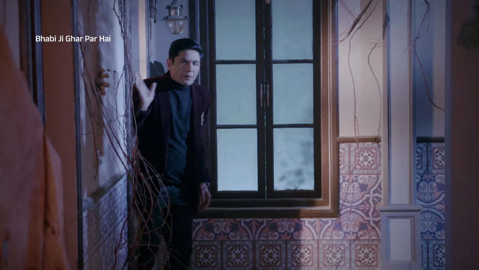 A Terrified Angoori Clings to Vibhuti - Bhabiji Ghar Par Hai 2.0 - Promo