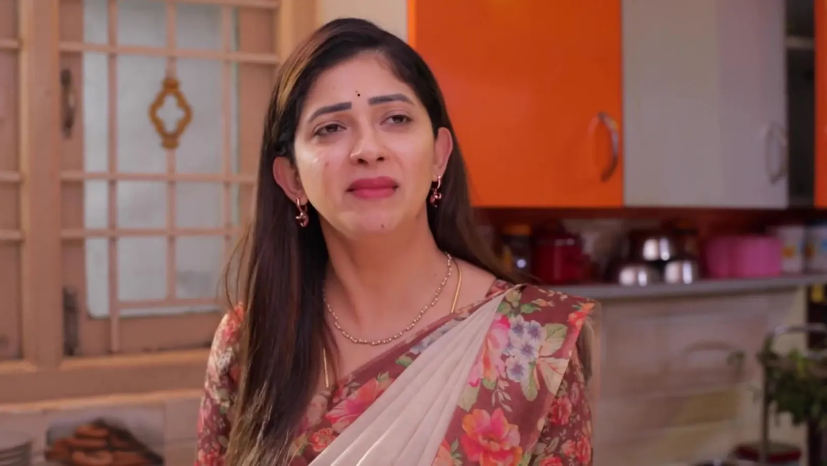 Aadhi tries to Comfort Bharathi - Idhayam 