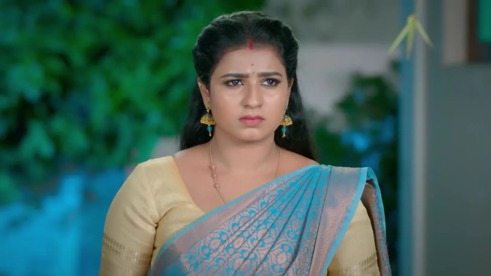 Revathi Panics to See Chamundeshwari - Karthigai Deepam 