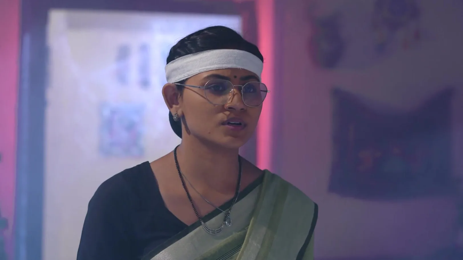 Priya Suspects a Woman - Suna Jhia 