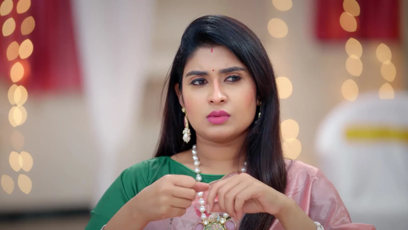 A Woman Steals the Necklace - Paarijatham A Woman Steals the Necklace - Paarijatham